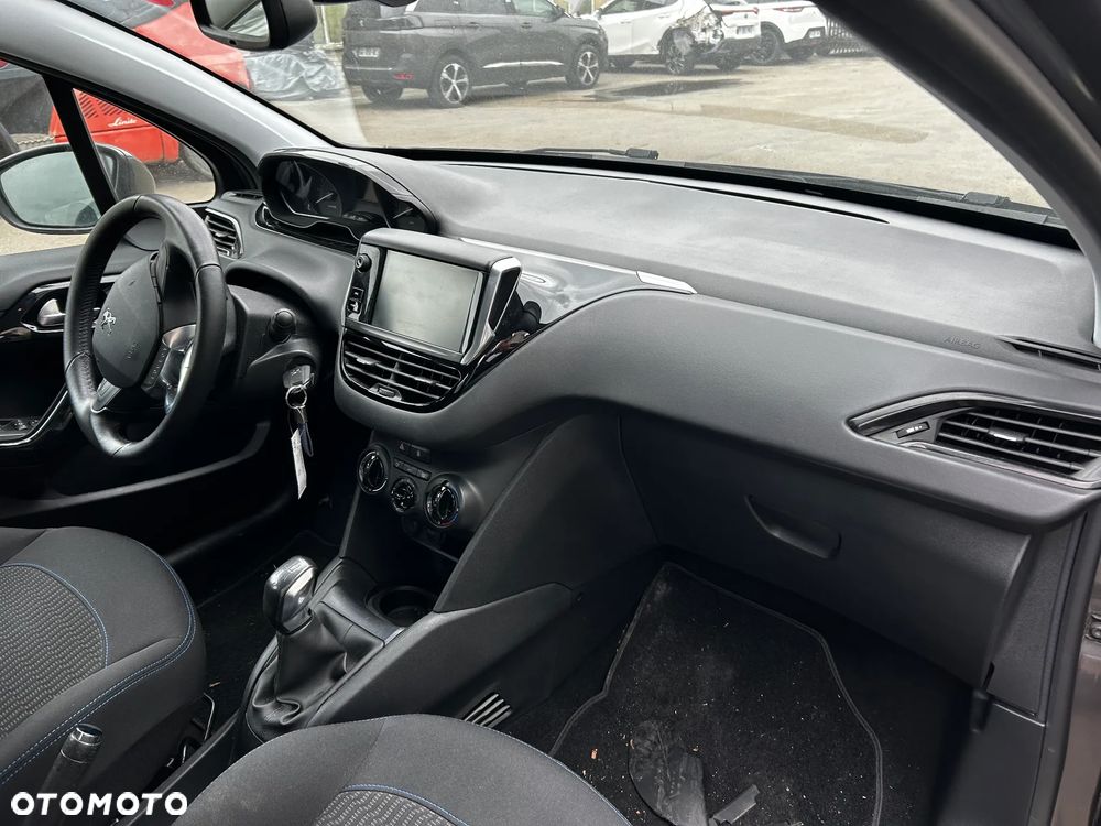 Peugeot 208 - 15
