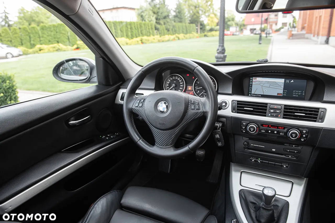 BMW Seria 3 325i Touring - 26