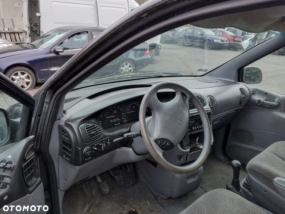 Chrysler Voyager / Town & Country (95-00r.) 2.4 B 149KM. Silnik EDZ Skrzynia DD3 lakier PAW/VAW/QAW - Dark Slate Pearl.Cały na części. GWARANCJA !!!  Przód Tył Zestaw Komplet Drzwi Klapa Zderzak Błotnik Maska Grill Atrapa Szyba Pas Lampa Lusterko Boczki Fotel Kanapa Kokpit Deska Rozdzielcza Przełącznik Włącznik Sterownik Przewody Wiązka Instalacja Moduł Komputer Czujnik Listwa Pompa Alternator Wtryski Głowica Rozrusznik Kompresor Sprzęgło Dwumas Silnik Skrzynia ABS Klimatyzacji Paliwa Wspomagania Kolektor Turbina Przepustnica Zawór Chłodnica Koło Hak Belka Sanki Zawieszenie Mcpherson Półoś Amortyzator Wydech Tłumik Zacisk Most - 7