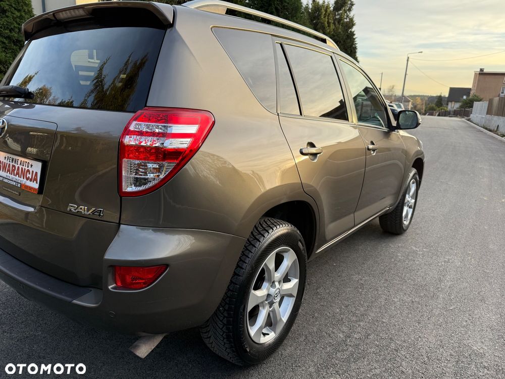 Toyota RAV4 10-13 - 19