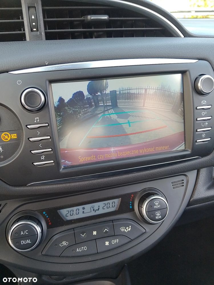 Toyota Yaris Hybrid 100 Dynamic - 19