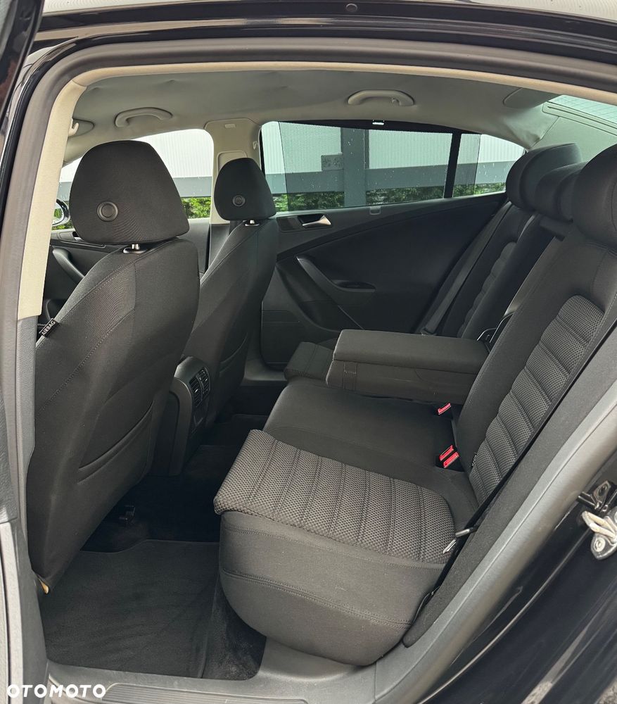 Volkswagen Passat 2.0 TDI BlueMotion Technology R-Line - 23