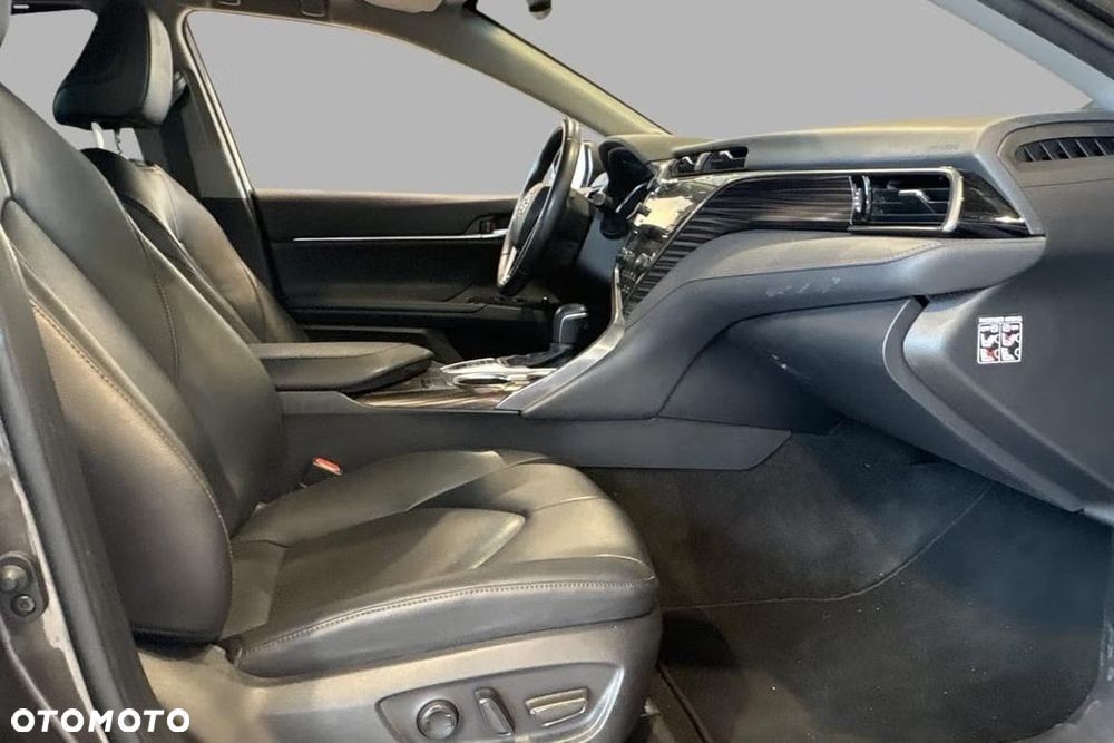 Toyota Camry 2.5 Hybrid Executive CVT - 16