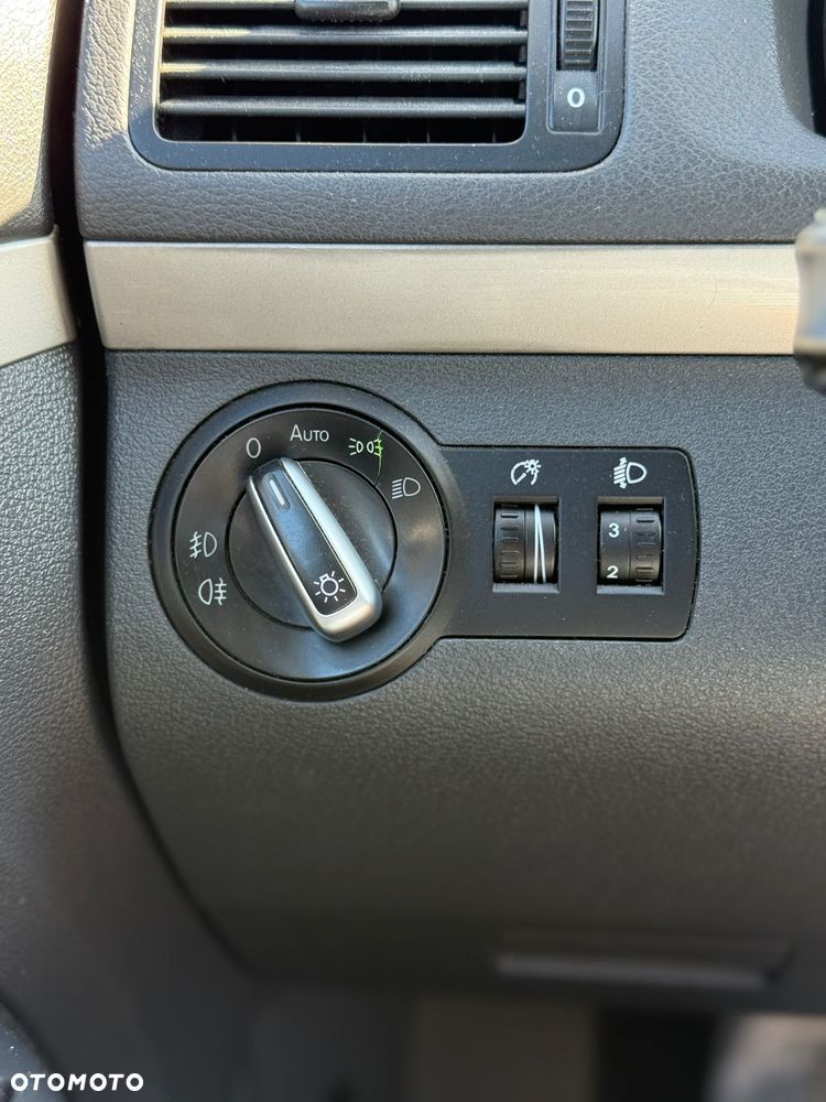 Volkswagen Touran 1.9 TDI DPF BlueMot Conceptline - 14