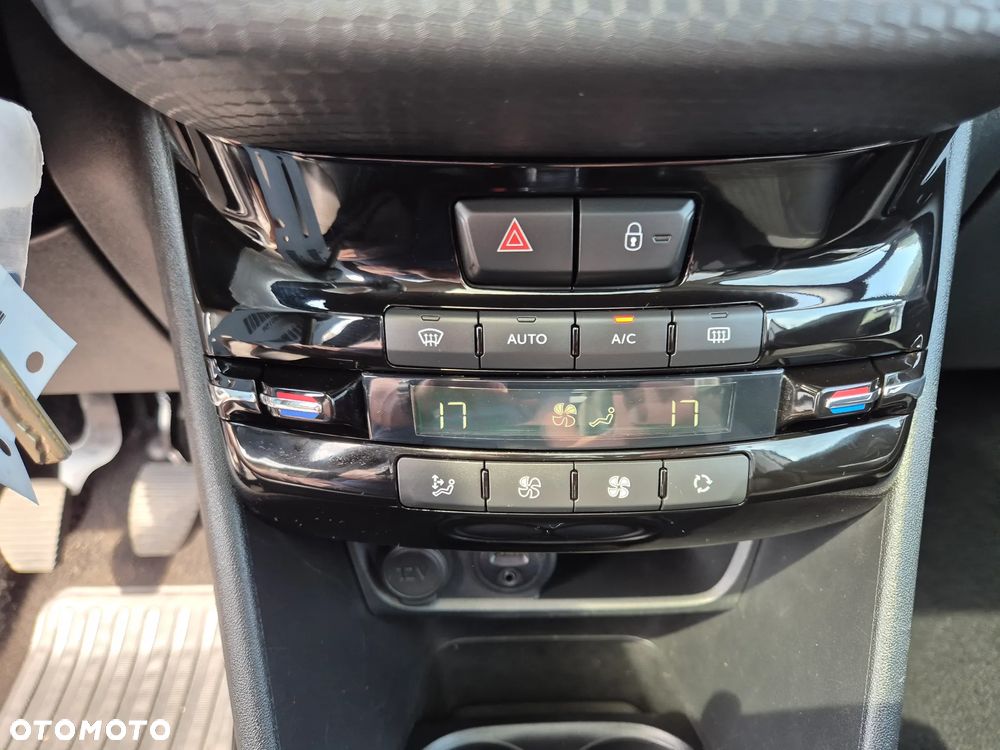 Peugeot 2008 1.2 Pure Tech Allure S&S - 21