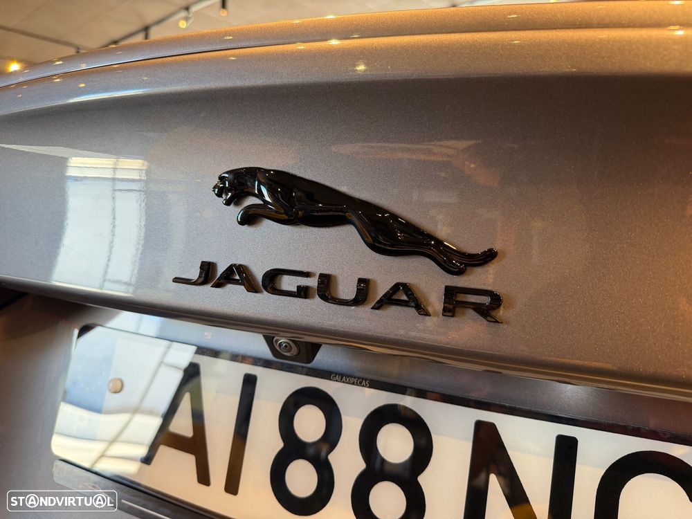 Jaguar XE 2.0 D200 R-Dynamic HSE - 16