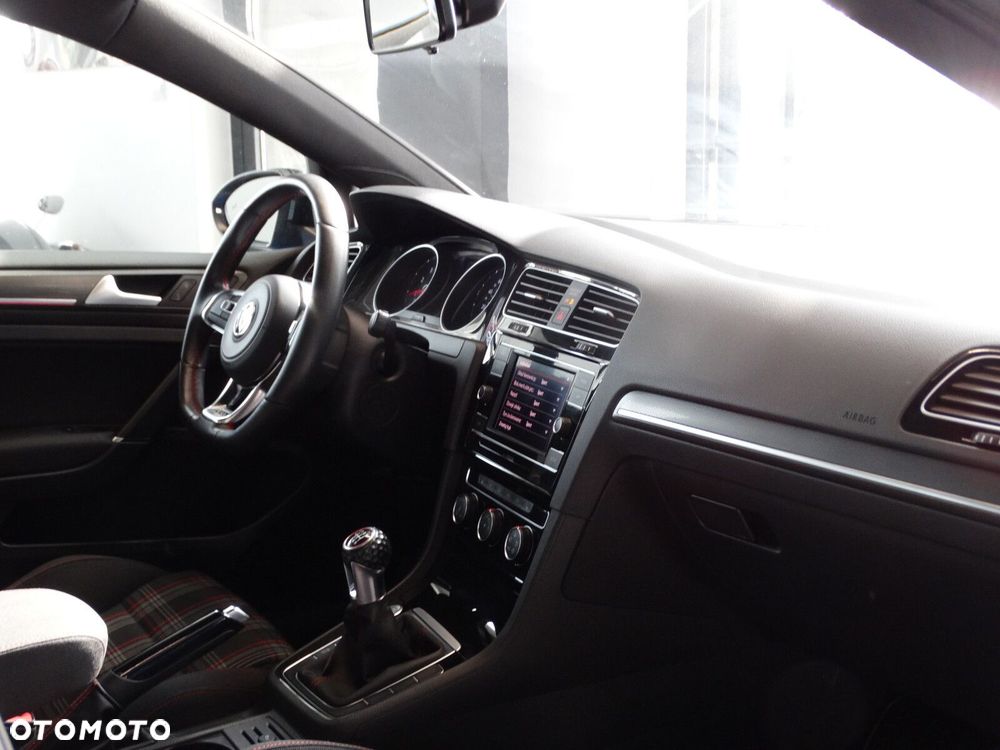 Volkswagen Golf - 39