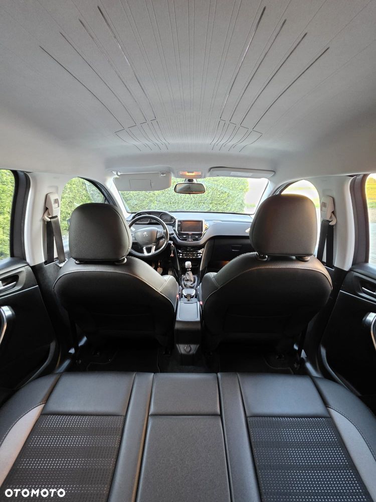 Peugeot 2008 1.2 Pure Tech Allure S&S - 11