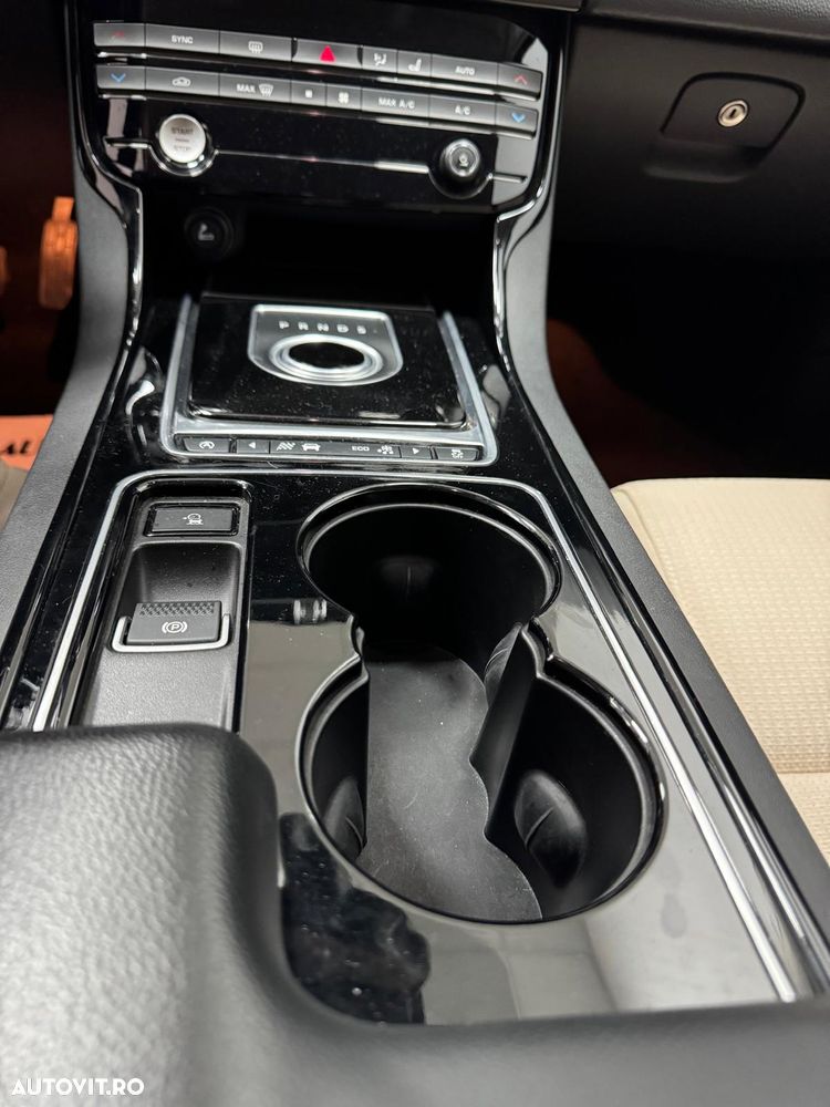 Jaguar XE 20d Aut. Portfolio - 23