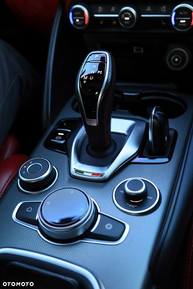 Alfa Romeo Giulia 2.0 Turbo 16V AT8 Veloce - 28