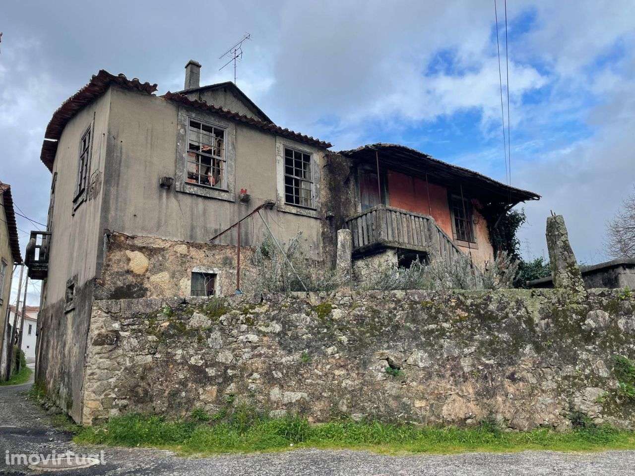 Moradia com terreno para restauro em Milheirós de Poiares - Grande imagem: 3/7