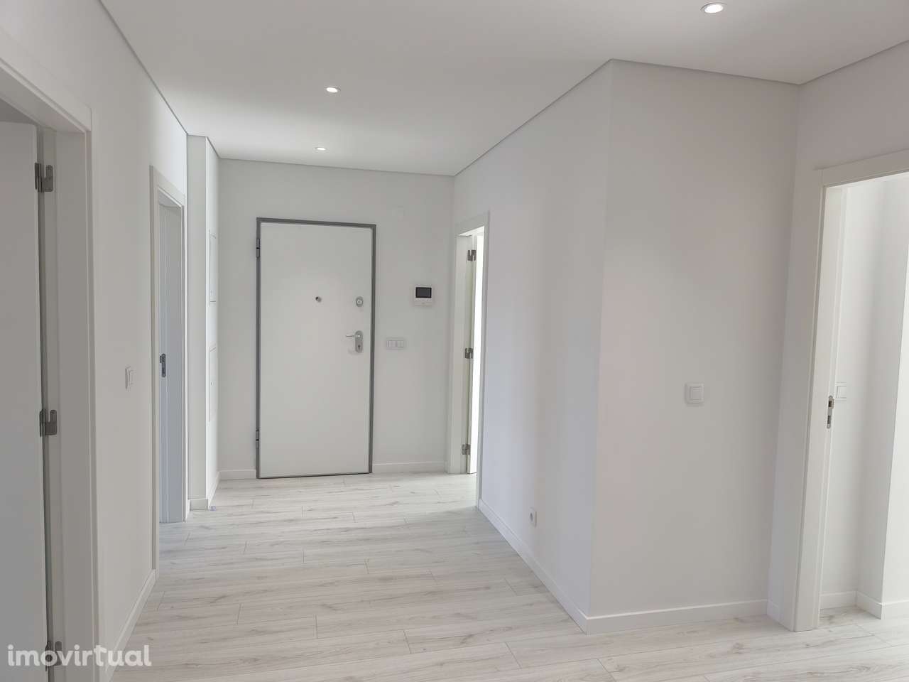 Apartamento T3 Novo c/ Garagem e um parque de Estacionamento - Grande imagem: 2/14