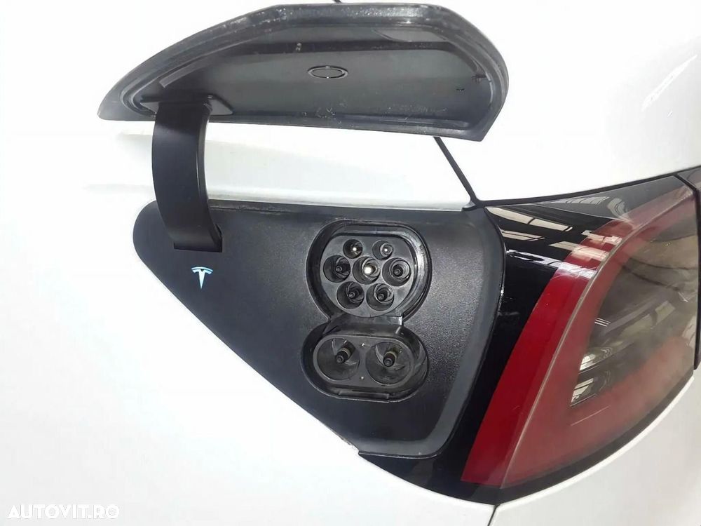 Tesla Model Y - 11