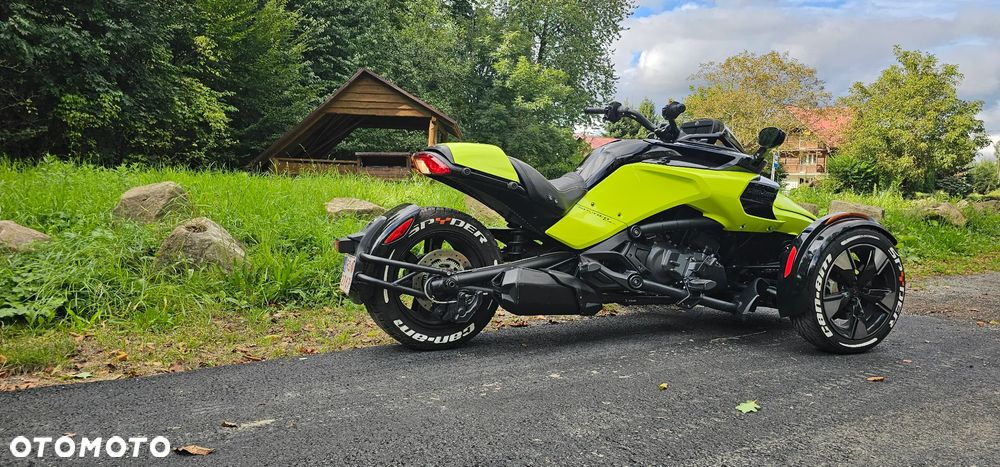 Can-Am Spyder - 10