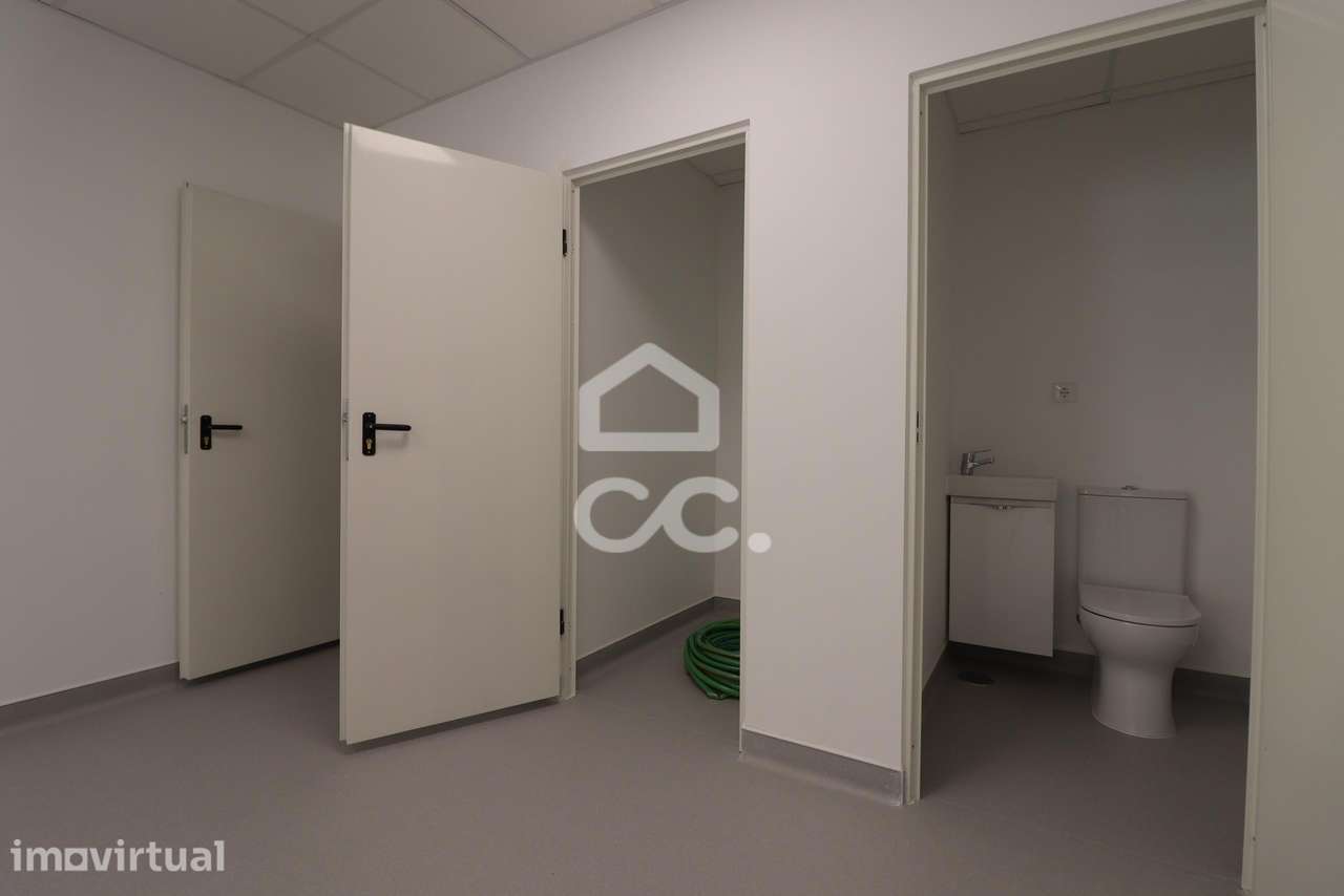 Loja nova, com montras e wc, para arrendamento no centro da Vila do Av - Grande imagem: 3/11