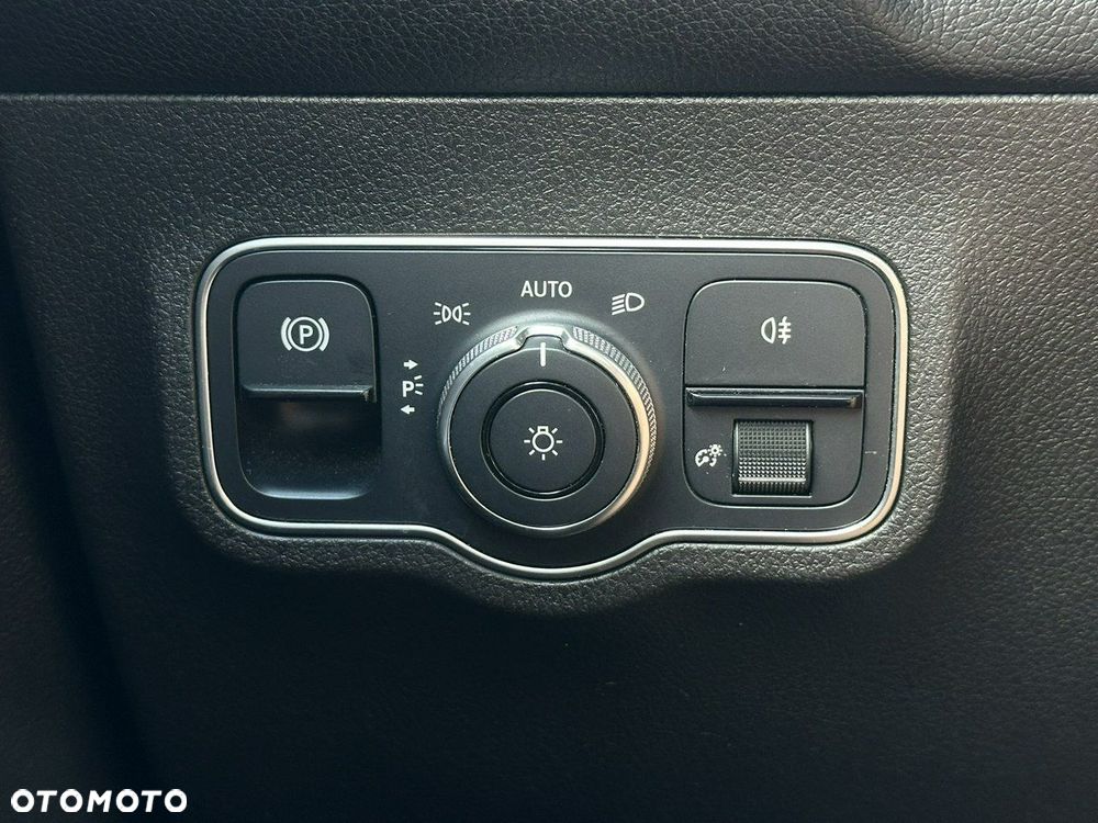 Mercedes-Benz GLB 200 7G-DCT - 40