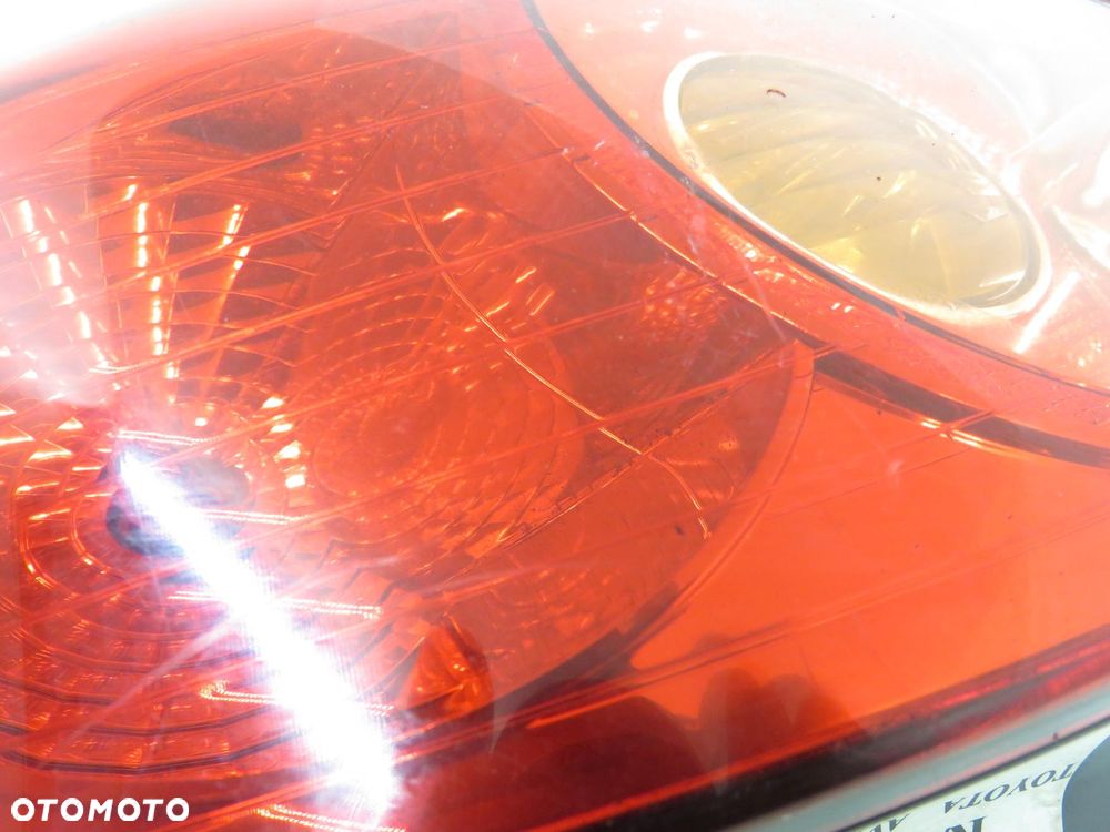LAMPA PRAWA TYLNA TOYOTA AVENSIS II Kombi (T25) - 2