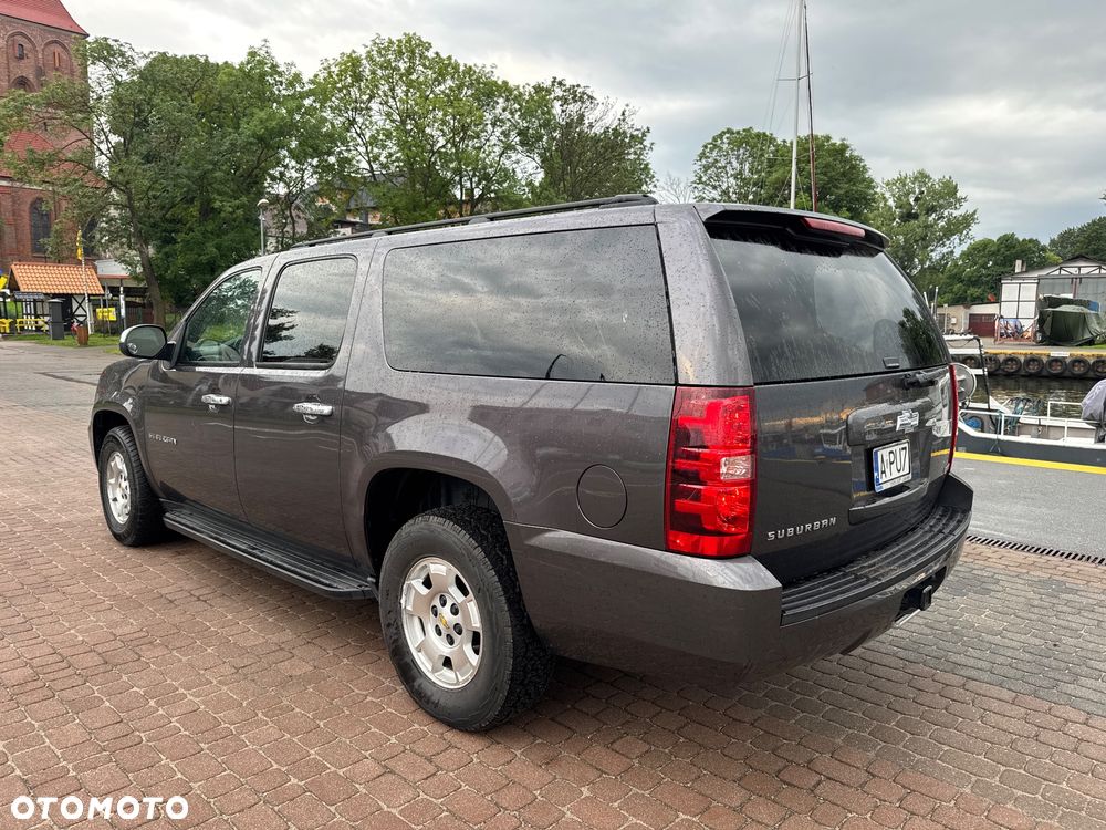 Chevrolet Suburban - 8