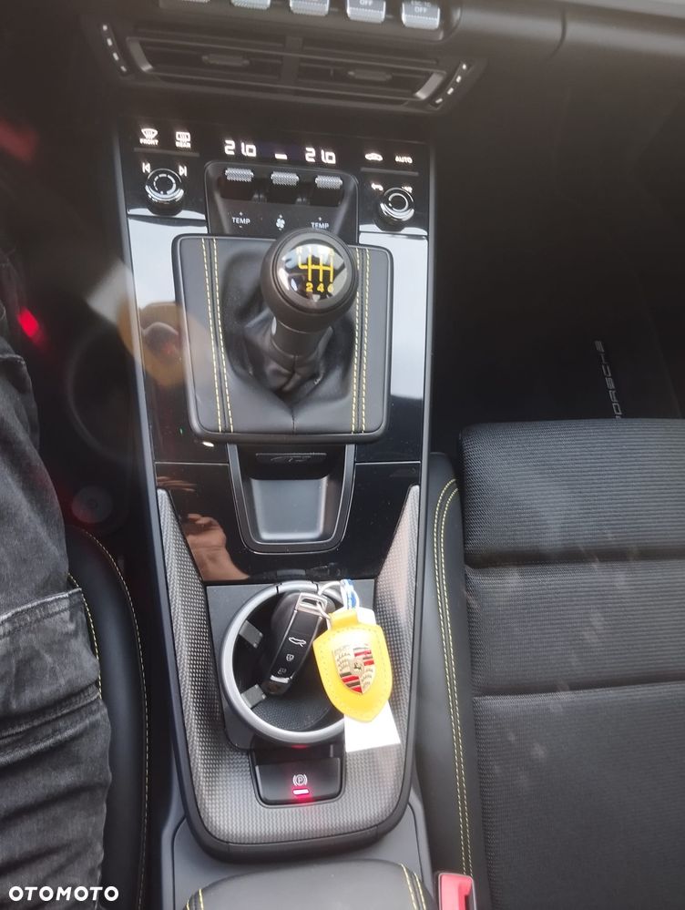 Porsche 911 GT3 Touring - 8