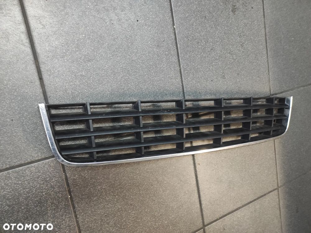 AUDI A3 8P 3 DRZWI KRATKA ZDERZAKA ŚRODKOWA 8P3807647 WYSYŁKA !!! - 2