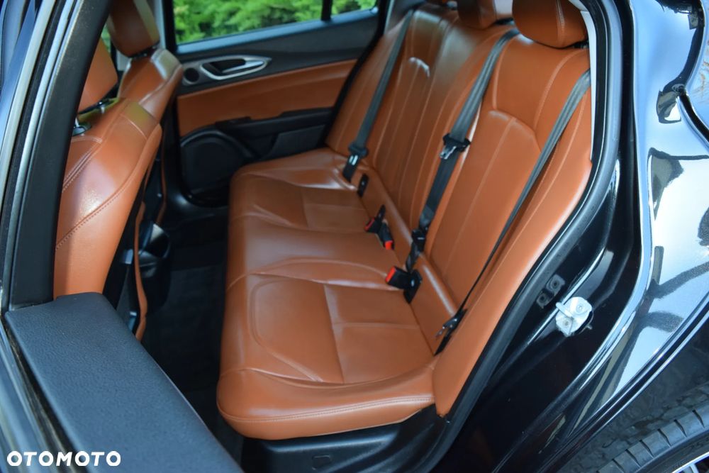 Alfa Romeo Giulia 2.2 AT8 Executive - 14
