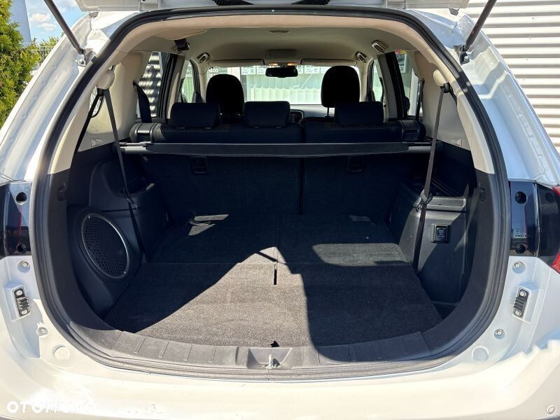 Mitsubishi Outlander 2.0 Instyle + 4WD CVT - 25