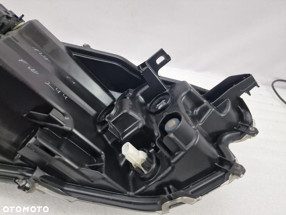 TOYOTA YARIS IV 19- LEWA / PRAWA ZWYKŁA SOCZEWKA LAMPA PRZEDNIA PRZÓD , NR KOITO K0-6 , NR AUKCJI LA47 - 37