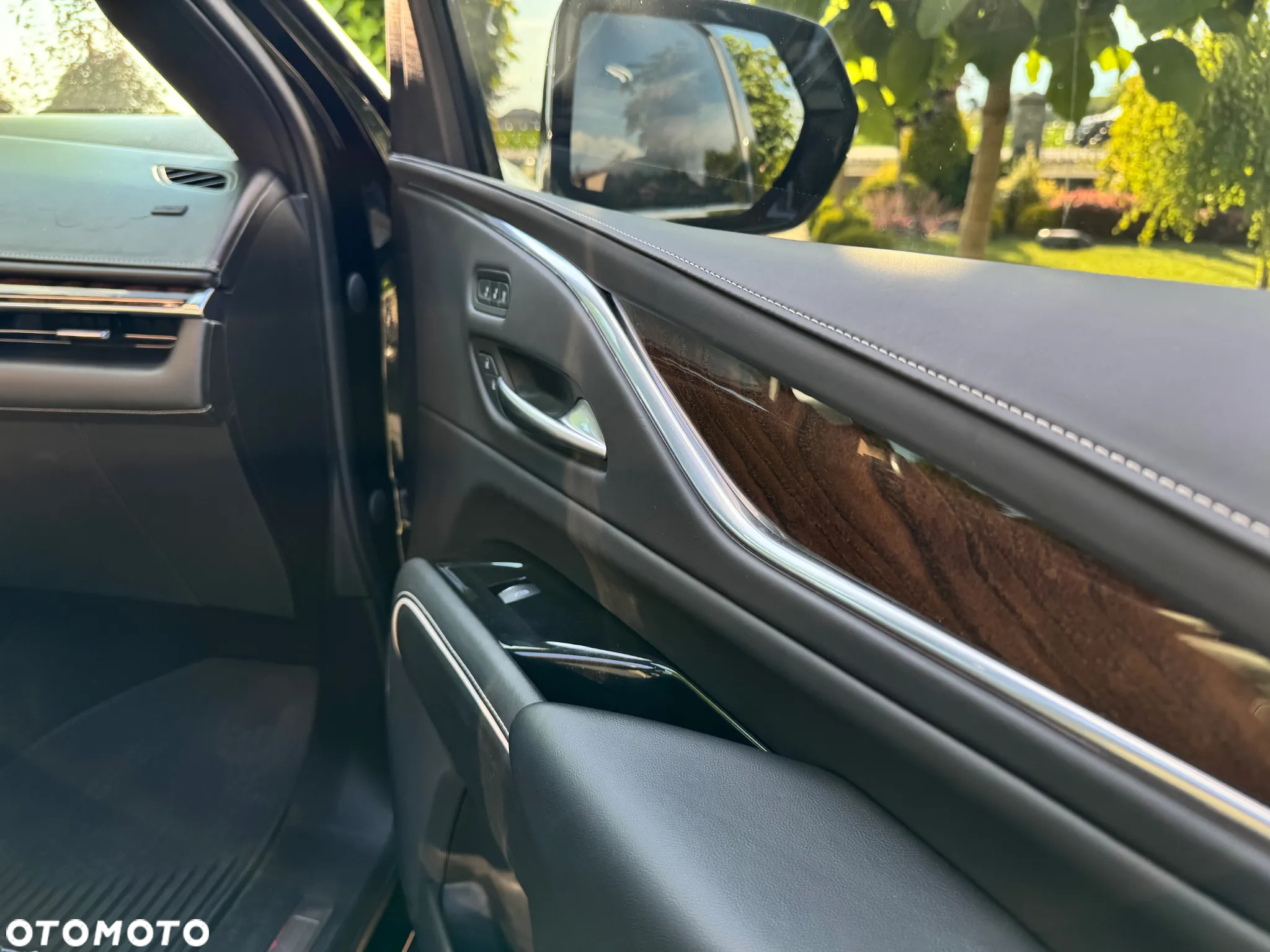 Cadillac Escalade - 28