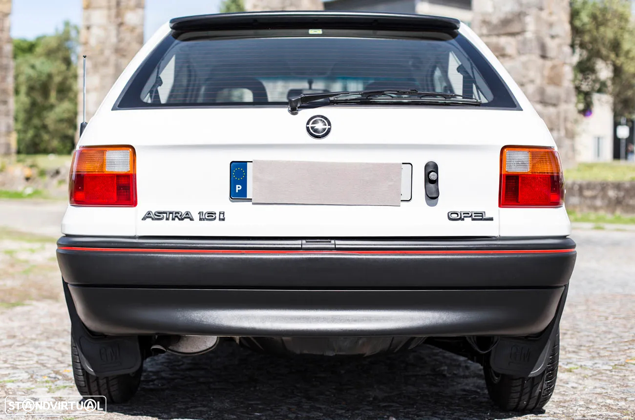 Opel Astra 1.6i GT - 11