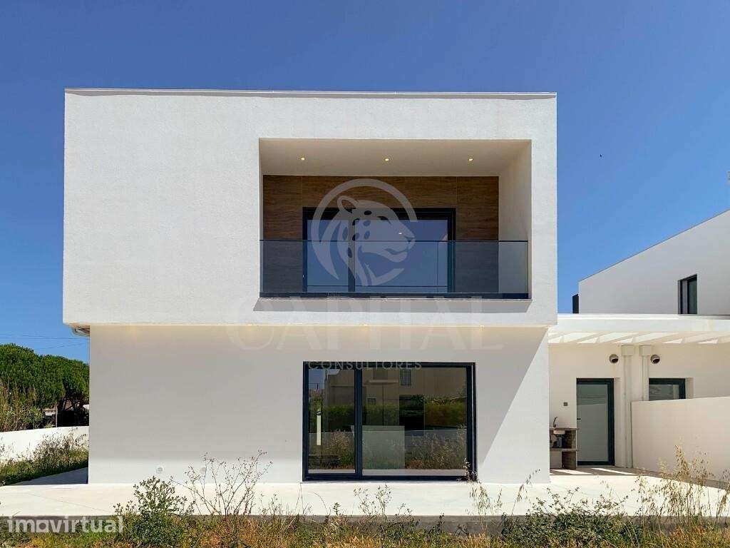 Moradia T4 com Excelente Exposição Solar e Espaço para Piscina a 10 Mi - Grande imagem: 3/43