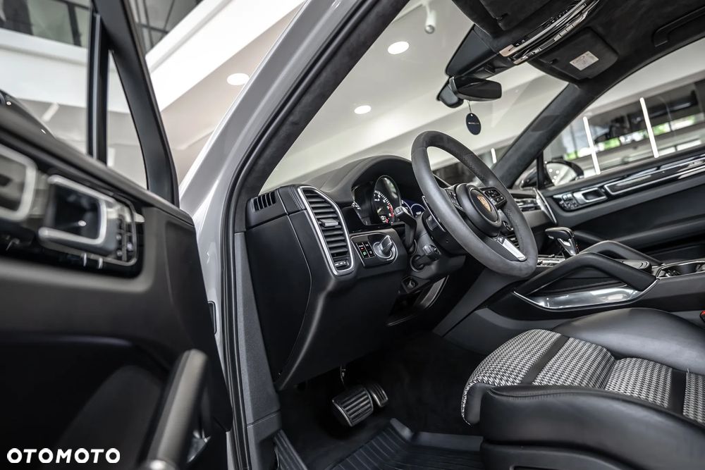 Porsche Cayenne - 21