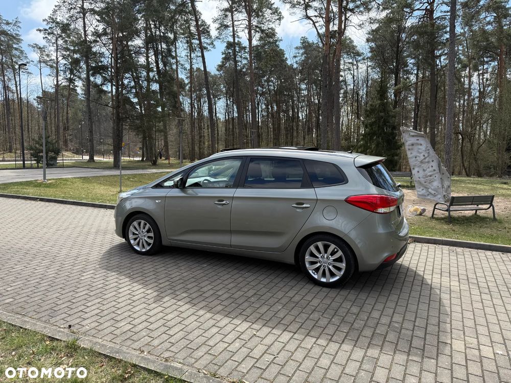 Kia Carens - 10