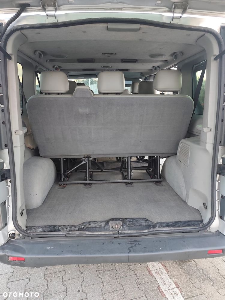 Renault Trafic Passenger - 11