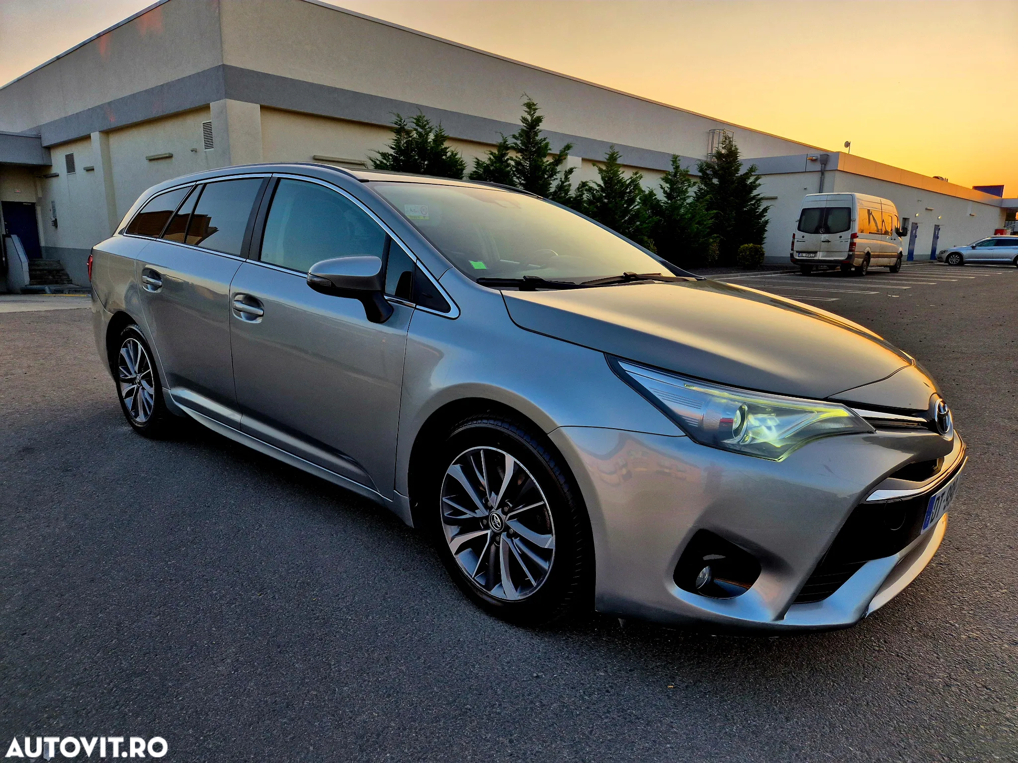 Toyota Avensis 2.0 D-4D Executive Terracotta - 3