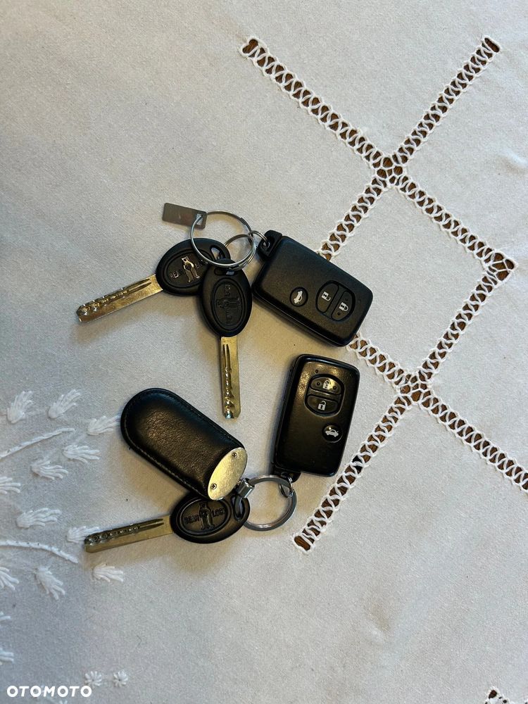 Toyota Avensis 1.8 Premium - 20