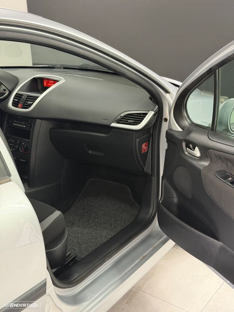 Peugeot 207 1.4 16V Trendy - 16