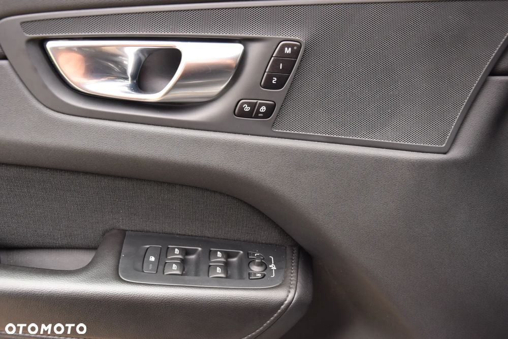Volvo XC 60 B4 D AWD Geartronic Momentum Pro - 38