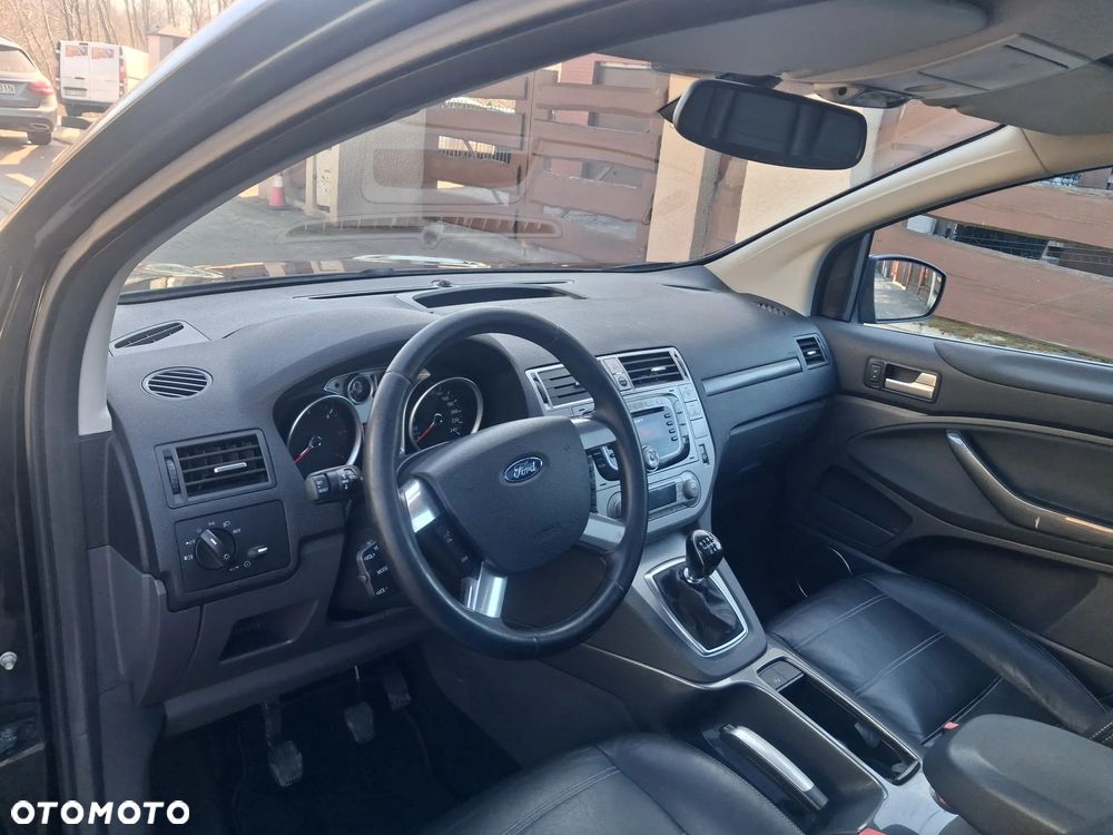 Ford Kuga 2.0 TDCi 2x4 Titanium - 4