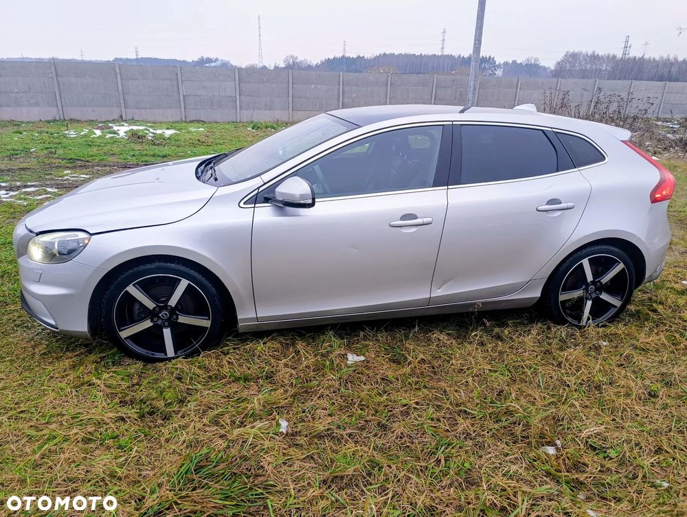 Volvo V40 T3 R Design - 3