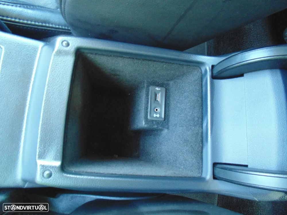 VW Passat 1.6 TDI Highline - 35