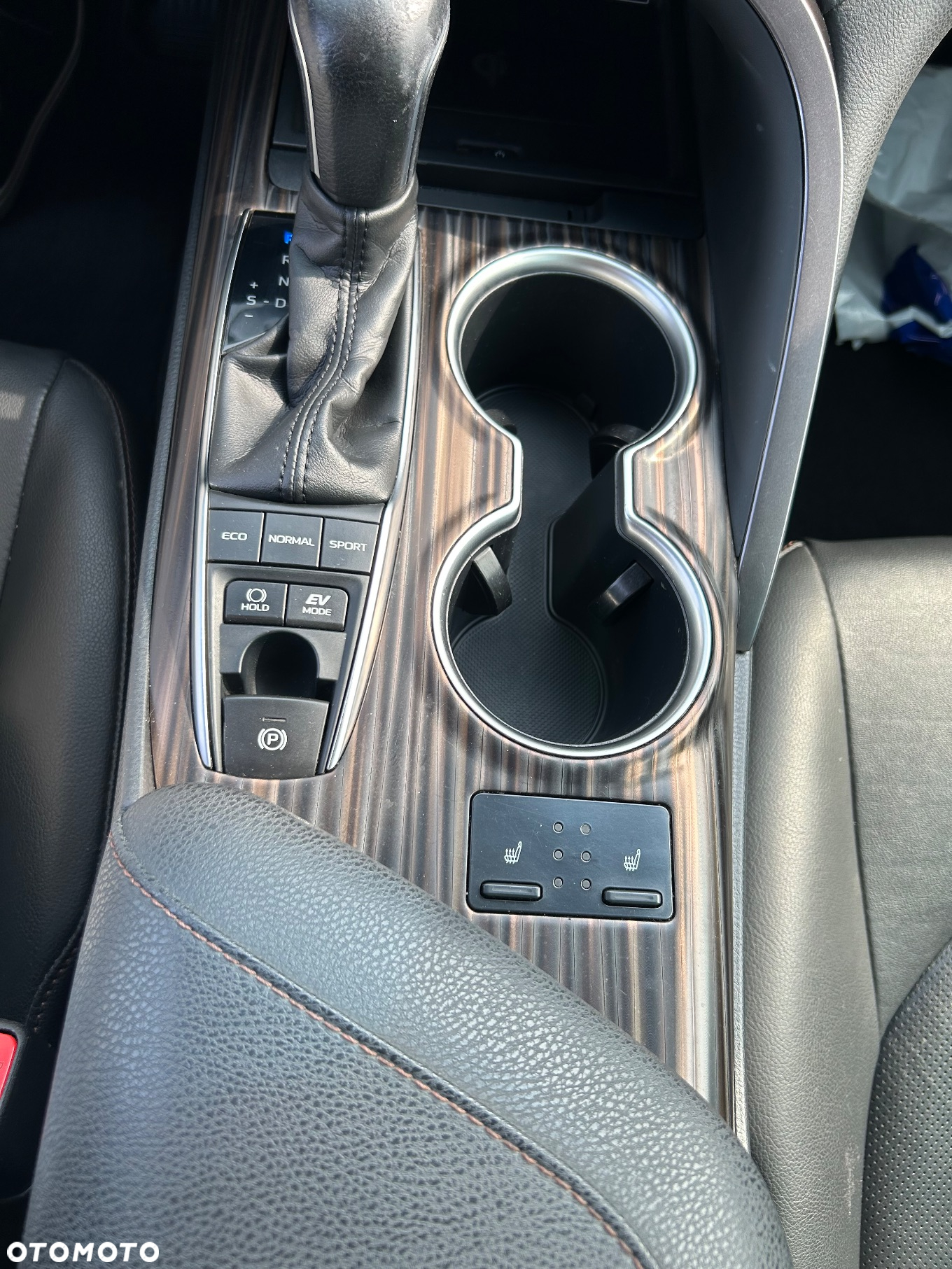 Toyota Camry 2.5 Hybrid Executive CVT - 28