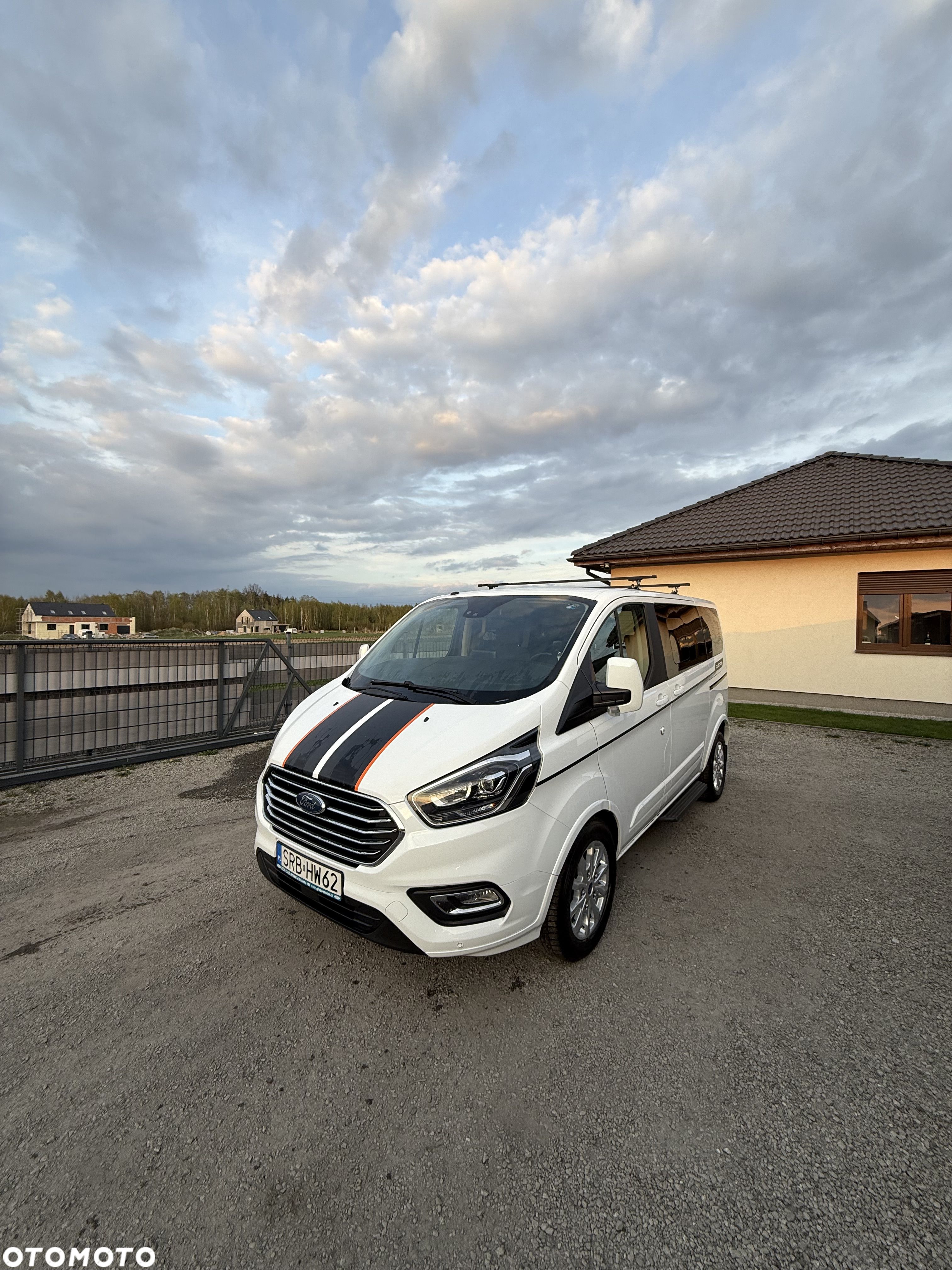 Ford Tourneo Custom - 1