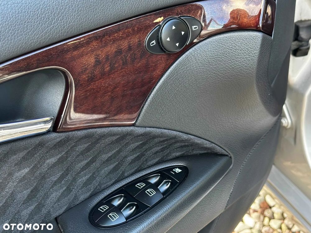 Mercedes-Benz Klasa E 240 Classic - 23