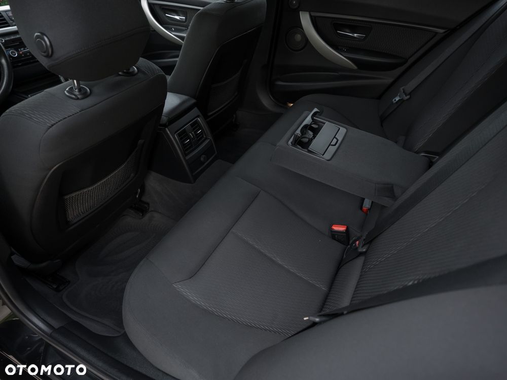 BMW Seria 3 318d Luxury Line - 28