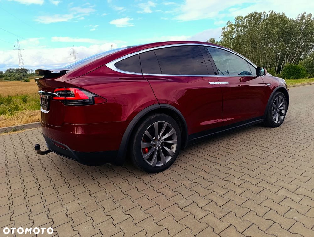 Tesla Model X - 21