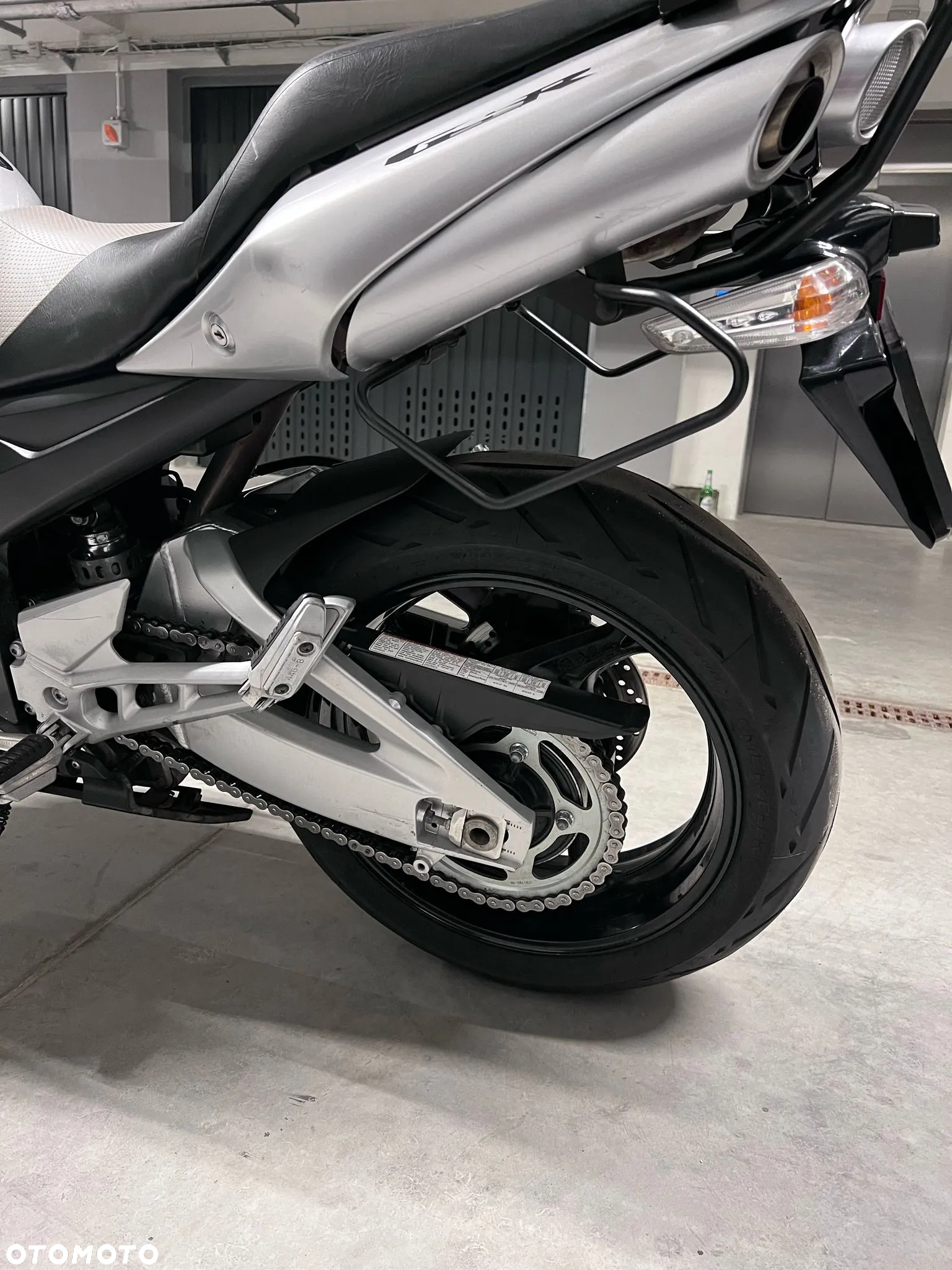 Suzuki GSR - 8