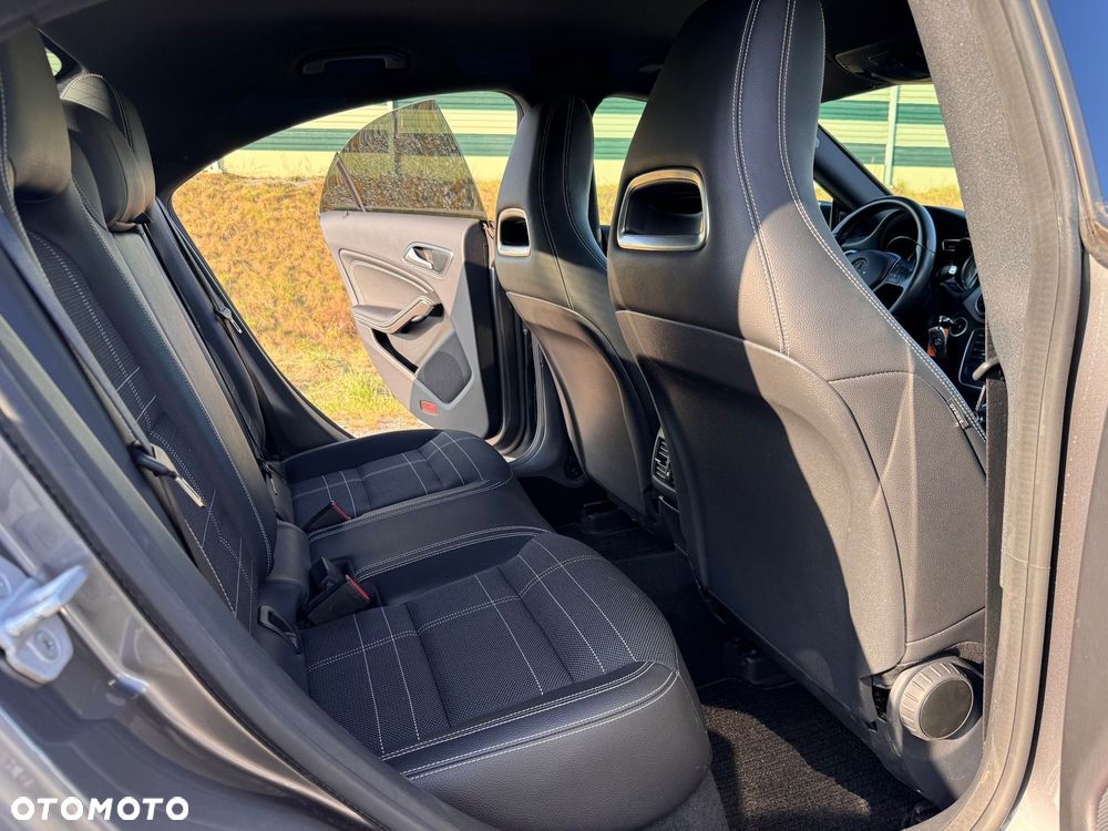 Mercedes-Benz CLA 200 7G-DCT Urban - 36