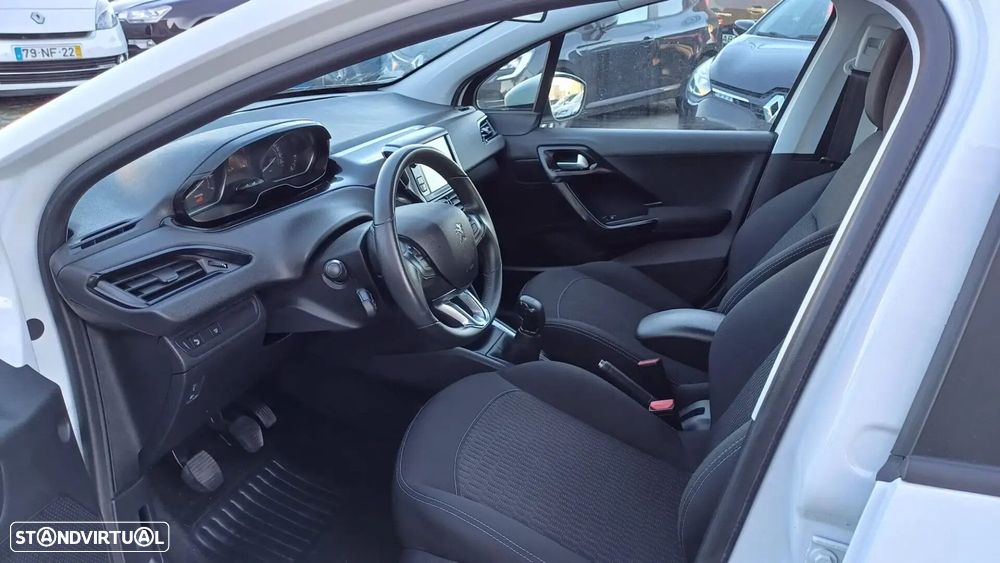 Peugeot 208 - 12