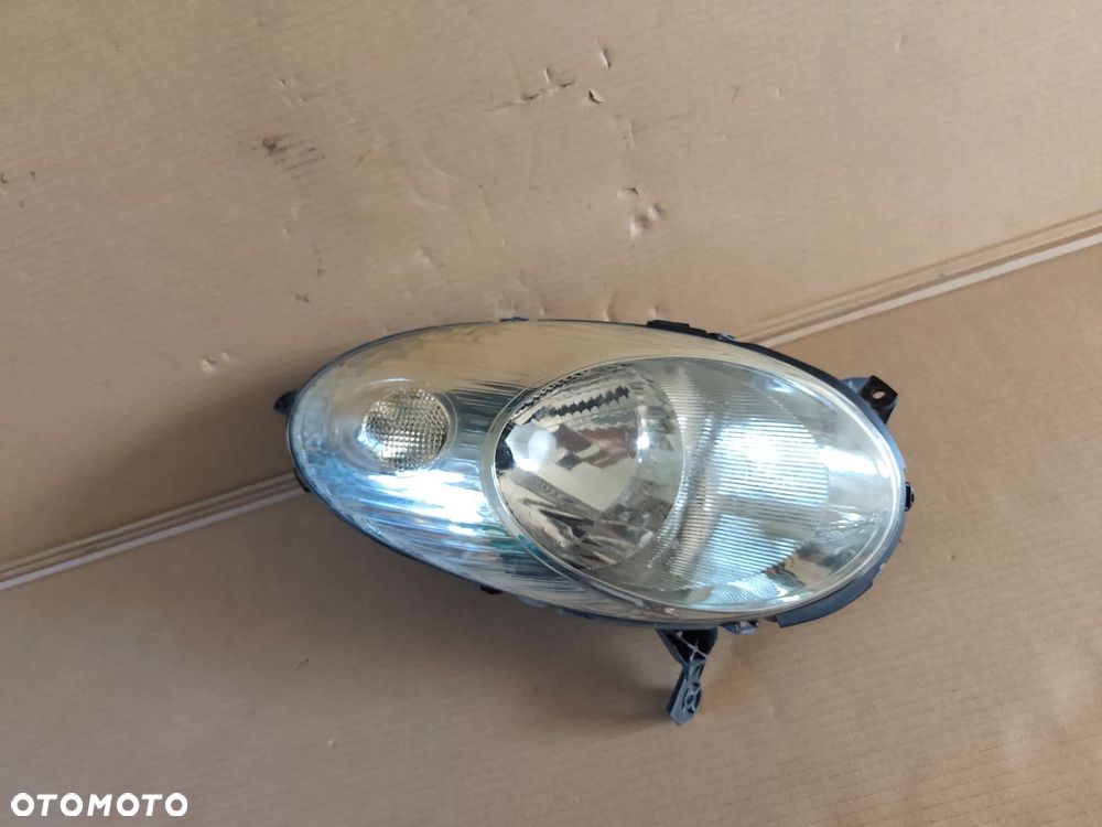 Nissan Micra k12 LAMPA PRAWY PRZÓD - 2