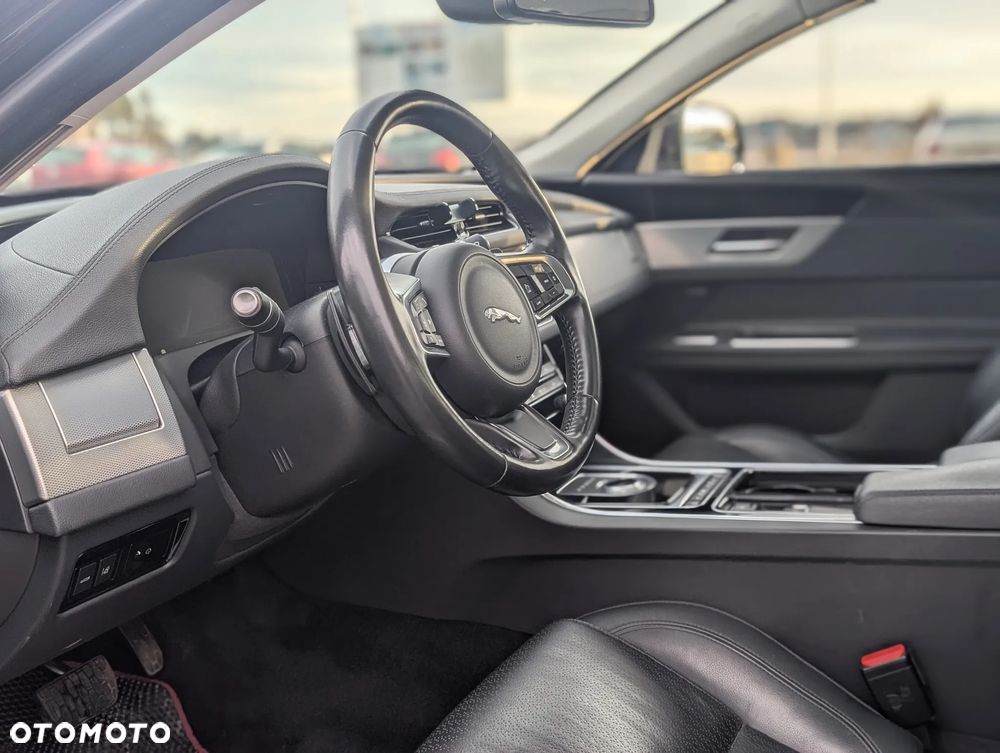Jaguar XF 20d Prestige - 13